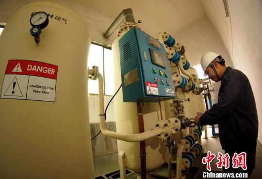 中央儲備糧贛州直屬庫有限公司一車間內(nèi)制氮設(shè)備正在作業(yè)?！⊥蹶魂?攝